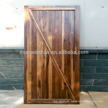 Massivholzschiebetür im amerikanischen Stil aus schwarzer Nussbaumholz mit Beschlägen